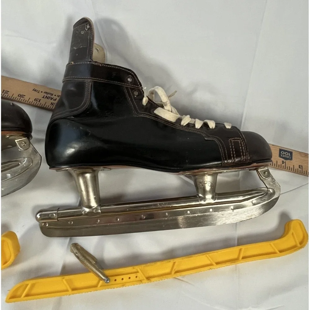 Vintage Canadian‎ Ice Skates Size 8 Brown Leather